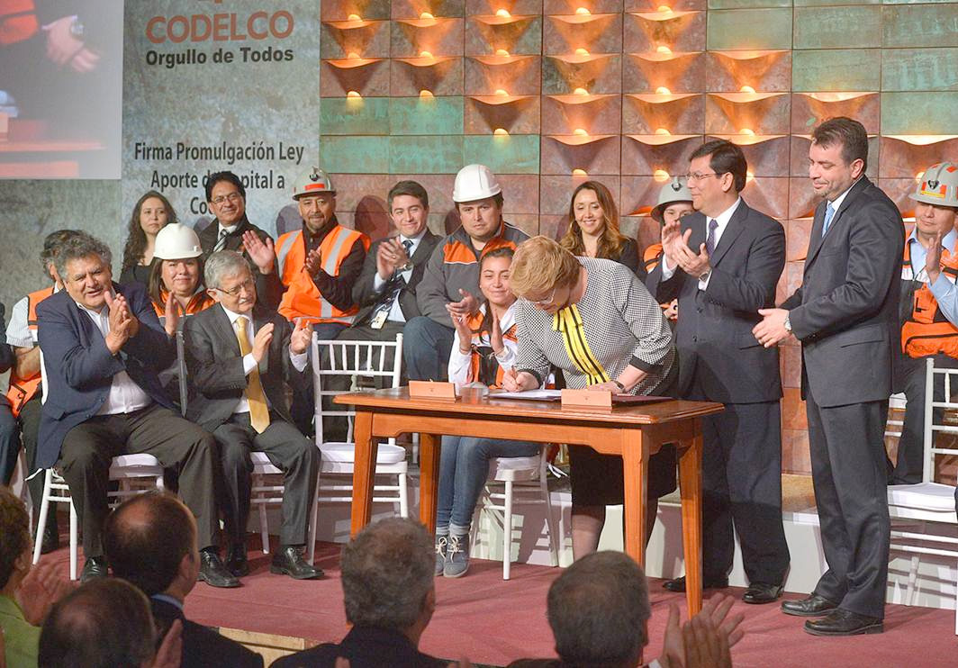 La Presidenta de la República, Michelle Bachelet firma la Ley de Capitalización de la Corporación Nacional del Cobre.
